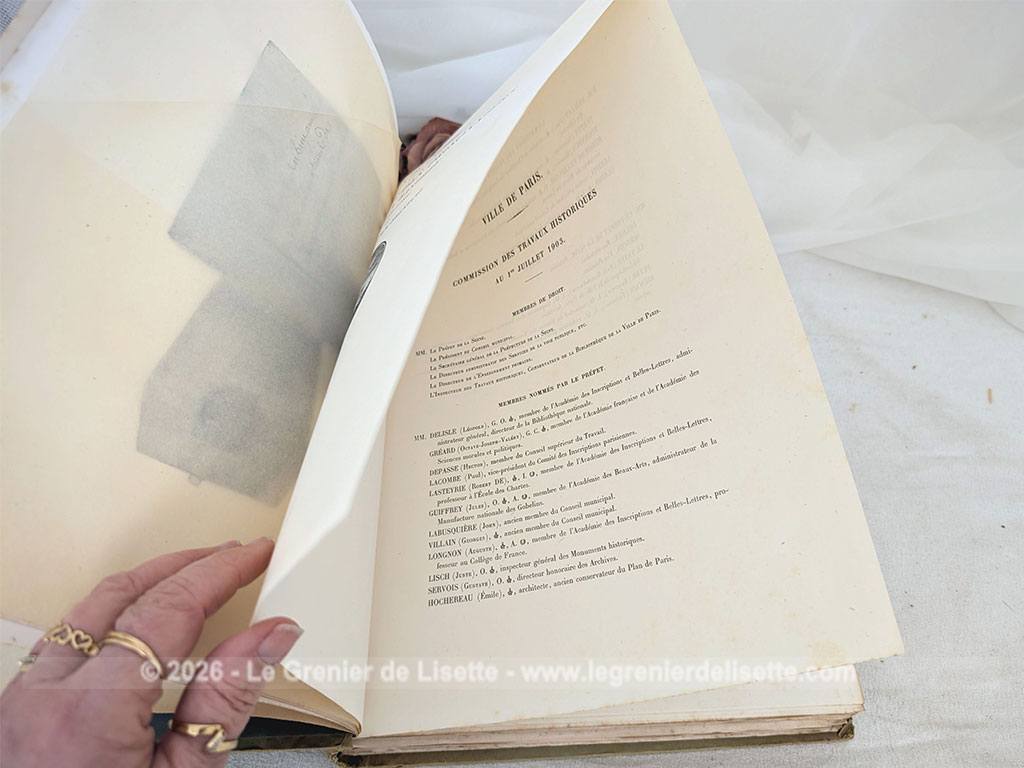 Voici un document d'archive monumental, véritable relique de l'Histoire de France datée de 1903, un recueil qui recense les lettres à cachet et les prisonniers de la Bastille sur plus d'un siècle de 1659 à 1789 (prise de la Bastille et Révolution française). Une véritable pièce de collection pour tous les passionnés d'histoire.