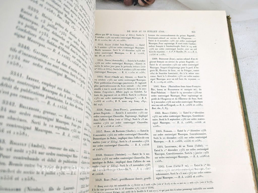 Voici un document d'archive monumental, véritable relique de l'Histoire de France datée de 1903, un recueil qui recense les lettres à cachet et les prisonniers de la Bastille sur plus d'un siècle de 1659 à 1789 (prise de la Bastille et Révolution française). Une véritable pièce de collection pour tous les passionnés d'histoire.
