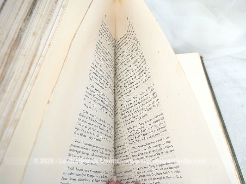 Voici un document d'archive monumental, véritable relique de l'Histoire de France datée de 1903, un recueil qui recense les lettres à cachet et les prisonniers de la Bastille sur plus d'un siècle de 1659 à 1789 (prise de la Bastille et Révolution française). Une véritable pièce de collection pour tous les passionnés d'histoire.