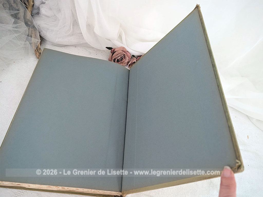 Voici un document d'archive monumental, véritable relique de l'Histoire de France datée de 1903, un recueil qui recense les lettres à cachet et les prisonniers de la Bastille sur plus d'un siècle de 1659 à 1789 (prise de la Bastille et Révolution française). Une véritable pièce de collection pour tous les passionnés d'histoire.