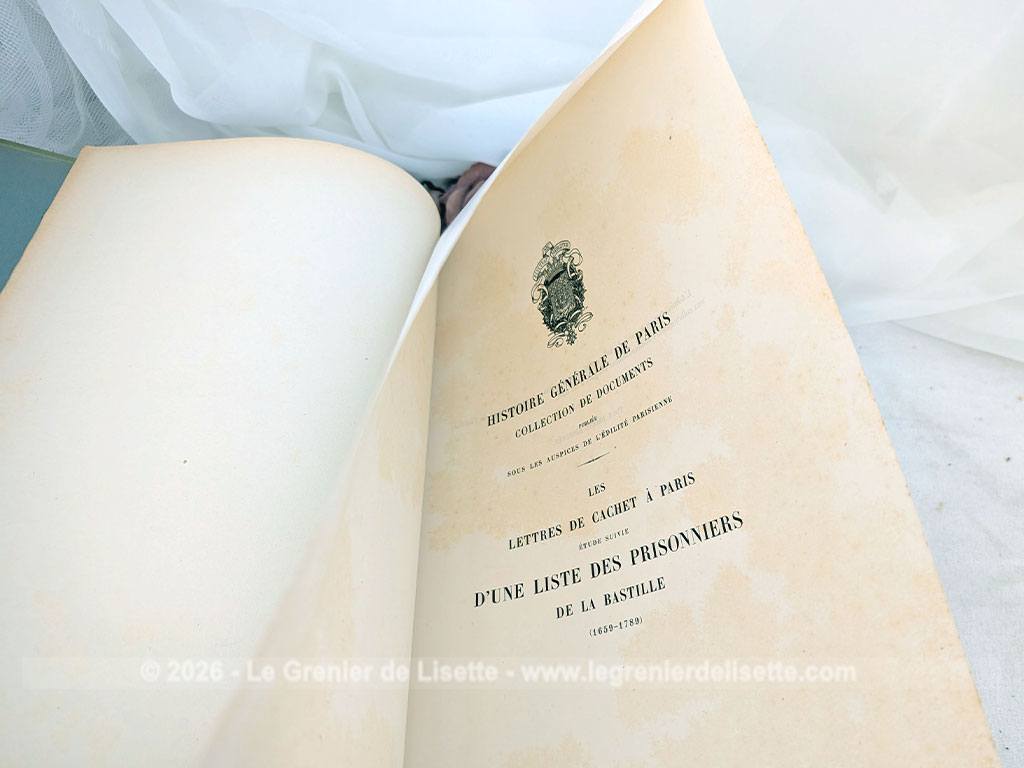 Voici un document d'archive monumental, véritable relique de l'Histoire de France datée de 1903, un recueil qui recense les lettres à cachet et les prisonniers de la Bastille sur plus d'un siècle de 1659 à 1789 (prise de la Bastille et Révolution française). Une véritable pièce de collection pour tous les passionnés d'histoire.
