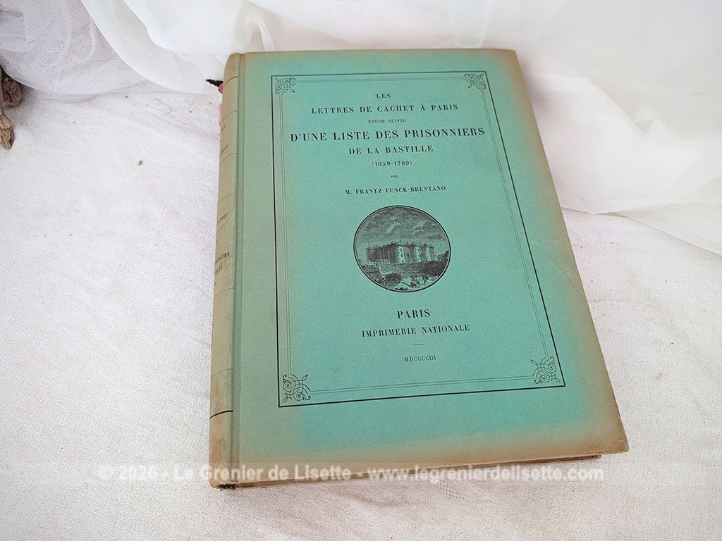 Voici un document d'archive monumental, véritable relique de l'Histoire de France datée de 1903, un recueil qui recense les lettres à cachet et les prisonniers de la Bastille sur plus d'un siècle de 1659 à 1789 (prise de la Bastille et Révolution française). Une véritable pièce de collection pour tous les passionnés d'histoire.