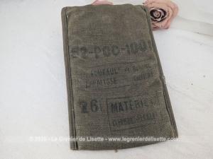Voici une authentique pochette à courrier de l'Armée Française en grosse toile de coton kaki datant des années 70 ou 80 avec des marquages militaires encore bien visibles. Parfait pour les passionnés d'histoire militaire.