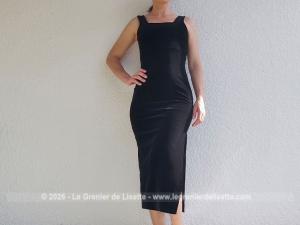 Voici une robe midi de la marque Naf Naf réalisée dans un velours noir profond légèrement élastiqué avec une coupe fourreau près du corps qui épouse parfaitement la silhouette pour un look chic et confortable. Alors soirée ou une occasion spéciale ?