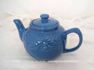 Élégante théière bleue motif feuilles de chêne en relief