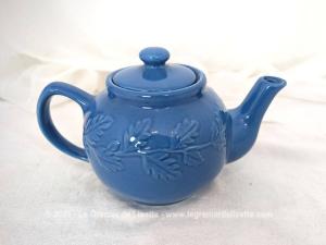 Voici une théière en céramique d'un bleu éclatant qui se distingue par ses décors en relief représentant des feuilles de chêne en relief sur les deux faces. Avec sa forme généreuse, elle sera à la fois utilitaire et décorative pour votre cuisine.