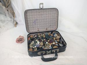 Ancien petite valise avec plus d’un kilo de boutons
