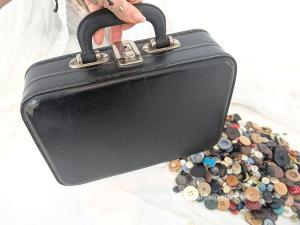 Ancien petite valise avec plus d’un kilo de boutons