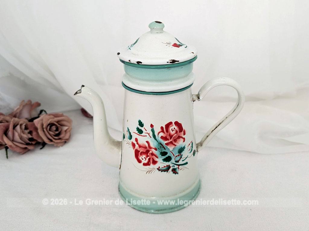 Voici une charmante ancienne cafetière émaillée en blanc et dégradé de vert pale et décorée d'un joli bouquet de roses fuchsia et soulignée de vert, complète avec son filtre et sa passoire. Quelques éclats d'émail dus au temps qui lui donnent tout son charme !