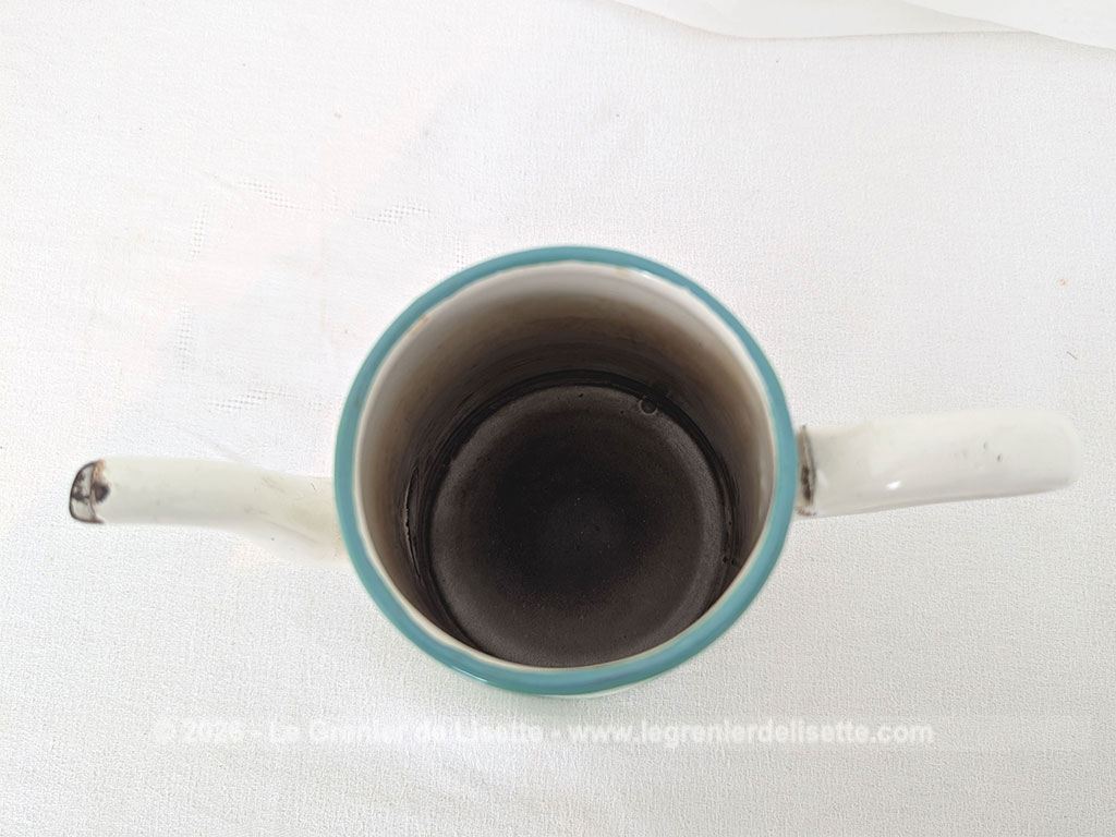 Voici une charmante ancienne cafetière émaillée en blanc et dégradé de vert pale et décorée d'un joli bouquet de roses fuchsia et soulignée de vert, complète avec son filtre et sa passoire. Quelques éclats d'émail dus au temps qui lui donnent tout son charme !