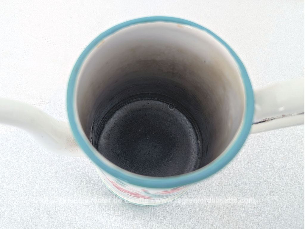 Voici une charmante ancienne cafetière émaillée en blanc et dégradé de vert pale et décorée d'un joli bouquet de roses fuchsia et soulignée de vert, complète avec son filtre et sa passoire. Quelques éclats d'émail dus au temps qui lui donnent tout son charme !