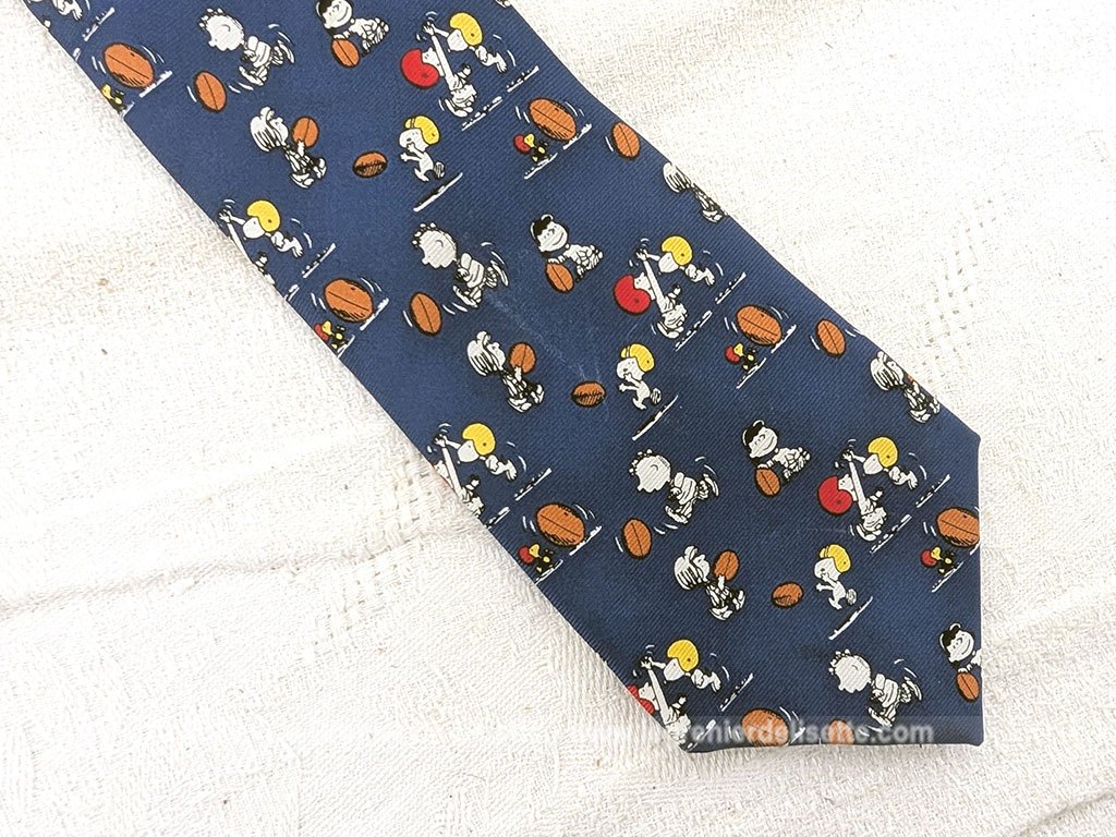 Pour garçonnet, voici une petite cravate vintage en 100% soie pour les fans de la bande à Snoopy, avec les personnages cultes comme Charlie Brown ou Lucy en pleine action sur un terrain de rugby. Facile à ajuster avec son système d'attache à élastique réglable.