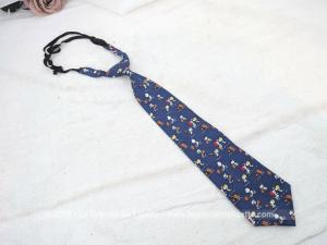 Pour garçonnet, voici une petite cravate vintage en 100% soie pour les fans de la bande à Snoopy, avec les personnages cultes comme Charlie Brown ou Lucy en pleine action sur un terrain de rugby. Facile à ajuster avec son système d'attache à élastique réglable.