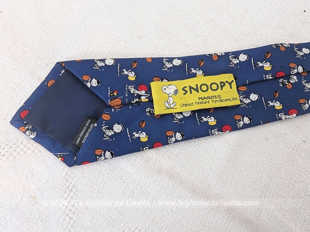 Pour garçonnet, voici une petite cravate vintage en 100% soie pour les fans de la bande à Snoopy, avec les personnages cultes comme Charlie Brown ou Lucy en pleine action sur un terrain de rugby. Facile à ajuster avec son système d'attache à élastique réglable.