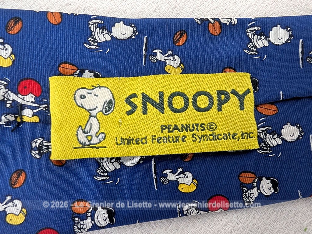 Pour garçonnet, voici une petite cravate vintage en 100% soie pour les fans de la bande à Snoopy, avec les personnages cultes comme Charlie Brown ou Lucy en pleine action sur un terrain de rugby. Facile à ajuster avec son système d'attache à élastique réglable.