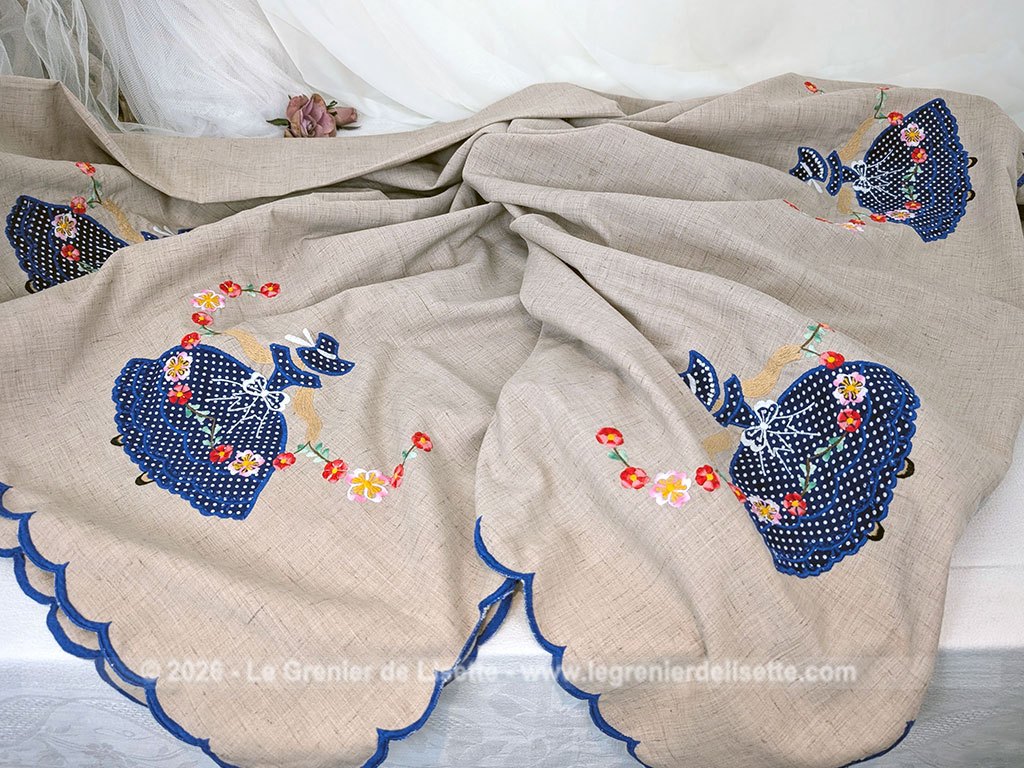 Sur 150 x 210 cm, voici une magnifique et grande nappe au look rétro et champêtre richement ornée de personnages aux robes en incrustations de tissu bleu à pois finement brodées. Idéale pour apporter une touche romantique et authentique à vos repas de famille.