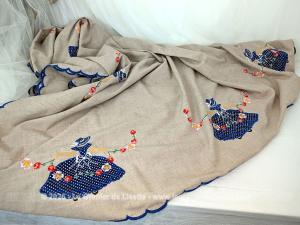 Sur 150 x 210 cm, voici une magnifique et grande nappe au look rétro et champêtre richement ornée de personnages aux robes en incrustations de tissu bleu à pois finement brodées. Idéale pour apporter une touche romantique et authentique à vos repas de famille.