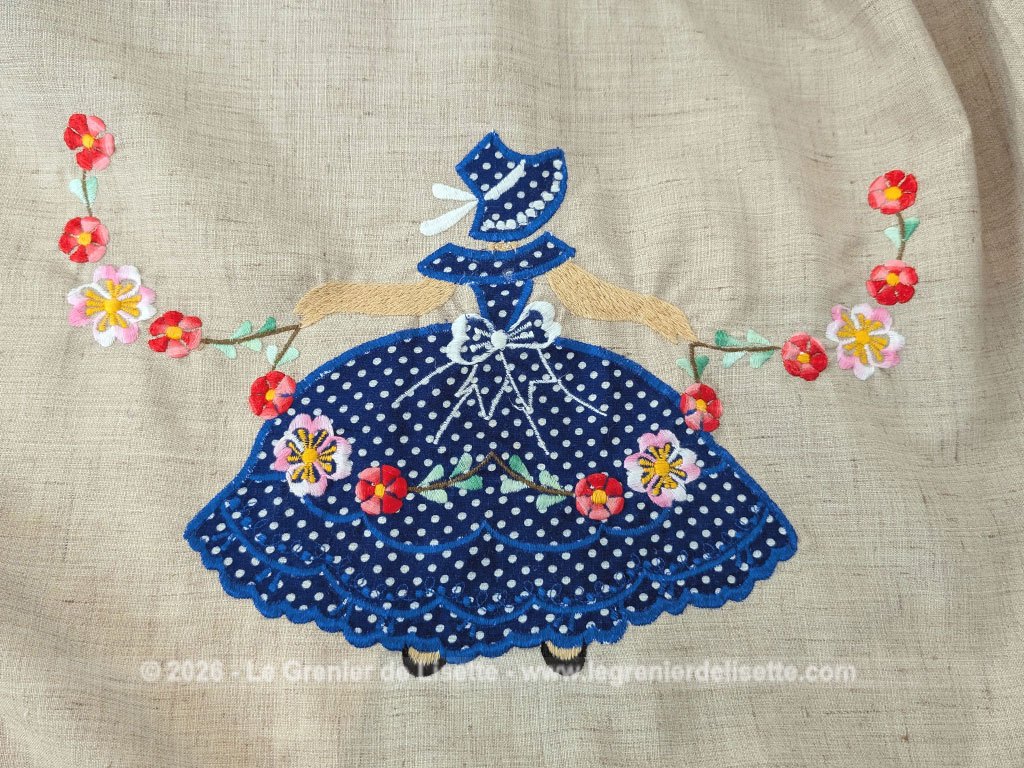 Sur 150 x 210 cm, voici une magnifique et grande nappe au look rétro et champêtre richement ornée de personnages aux robes en incrustations de tissu bleu à pois finement brodées. Idéale pour apporter une touche romantique et authentique à vos repas de famille.