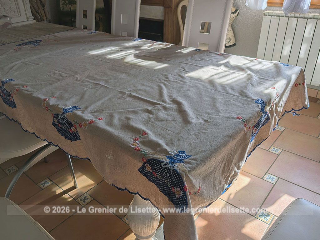 Sur 150 x 210 cm, voici une magnifique et grande nappe au look rétro et champêtre richement ornée de personnages aux robes en incrustations de tissu bleu à pois finement brodées. Idéale pour apporter une touche romantique et authentique à vos repas de famille.