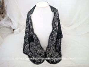 Douce mantille demi-lune dentelle fine noire festonnée
