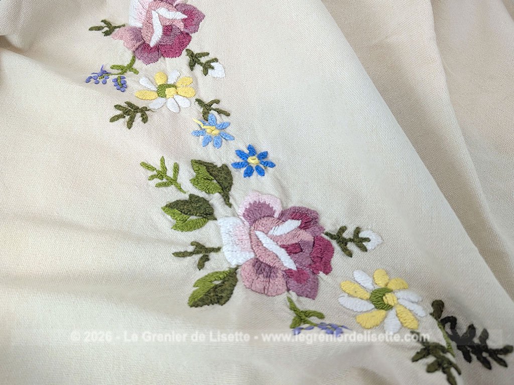 Sur 175 x 215 cm, voici une magnifique nappe en lin de couleur écru avec des broderies représentant une grande guirlande centrale de fleurs, puis des bouquets aux quatre coins ainsi que sur les retombées de la table. Idéale pour apporter une touche romantique et authentique à vos repas de famille.