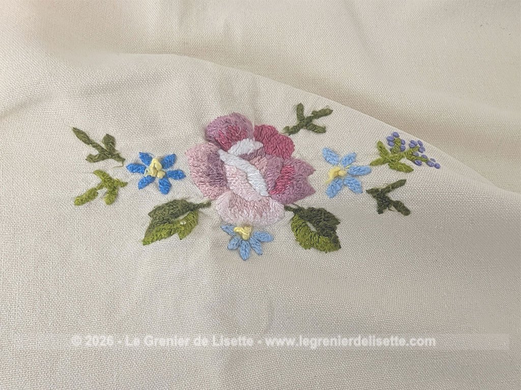 Sur 175 x 215 cm, voici une magnifique nappe en lin de couleur écru avec des broderies représentant une grande guirlande centrale de fleurs, puis des bouquets aux quatre coins ainsi que sur les retombées de la table. Idéale pour apporter une touche romantique et authentique à vos repas de famille.