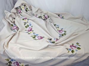 Sur 175 x 215 cm, voici une magnifique nappe en lin de couleur écru avec des broderies représentant une grande guirlande centrale de fleurs, puis des bouquets aux quatre coins ainsi que sur les retombées de la table. Idéale pour apporter une touche romantique et authentique à vos repas de famille.