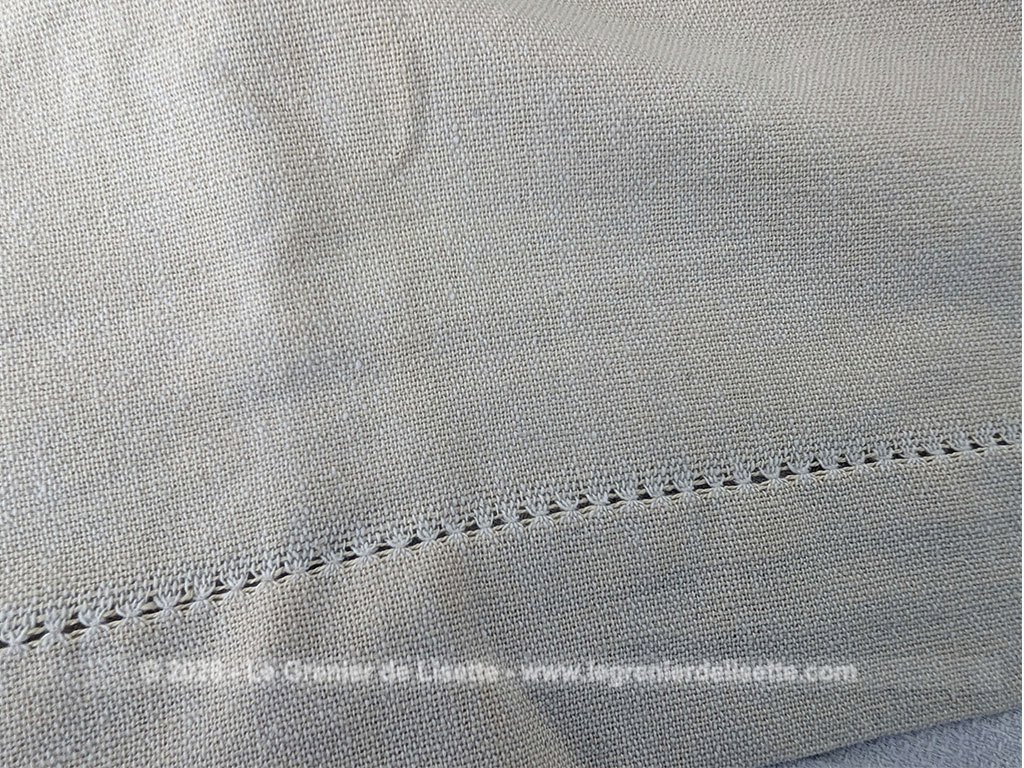 Sur 175 x 215 cm, voici une magnifique nappe en lin de couleur écru avec des broderies représentant une grande guirlande centrale de fleurs, puis des bouquets aux quatre coins ainsi que sur les retombées de la table. Idéale pour apporter une touche romantique et authentique à vos repas de famille.