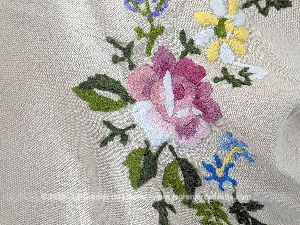 Sur 175 x 215 cm, voici une magnifique nappe en lin de couleur écru avec des broderies représentant une grande guirlande centrale de fleurs, puis des bouquets aux quatre coins ainsi que sur les retombées de la table. Idéale pour apporter une touche romantique et authentique à vos repas de famille.