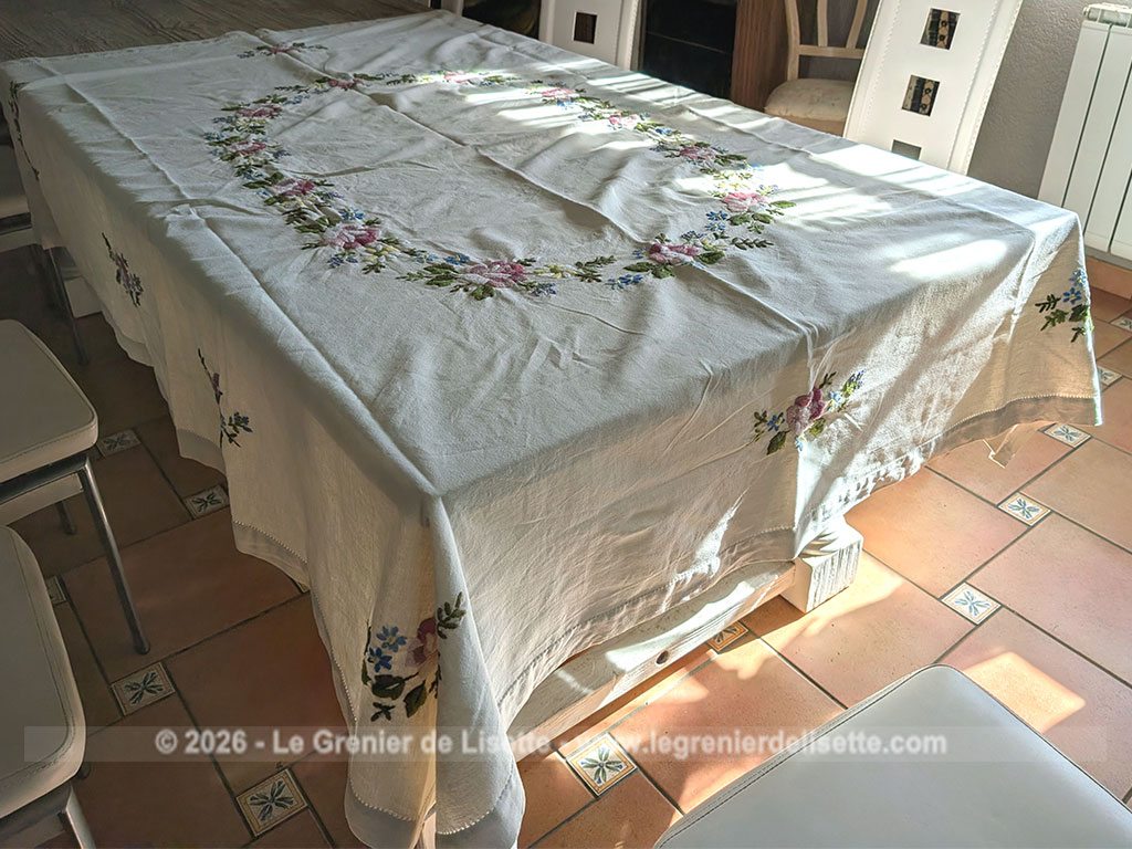 Sur 175 x 215 cm, voici une magnifique nappe en lin de couleur écru avec des broderies représentant une grande guirlande centrale de fleurs, puis des bouquets aux quatre coins ainsi que sur les retombées de la table. Idéale pour apporter une touche romantique et authentique à vos repas de famille.