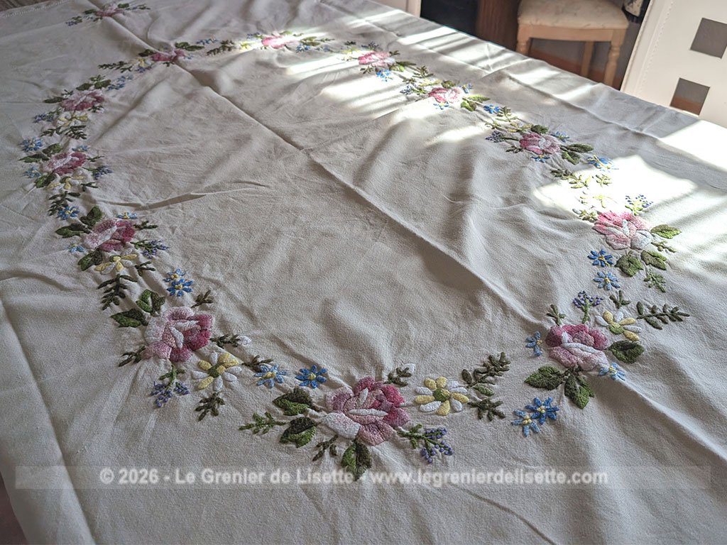 Sur 175 x 215 cm, voici une magnifique nappe en lin de couleur écru avec des broderies représentant une grande guirlande centrale de fleurs, puis des bouquets aux quatre coins ainsi que sur les retombées de la table. Idéale pour apporter une touche romantique et authentique à vos repas de famille.