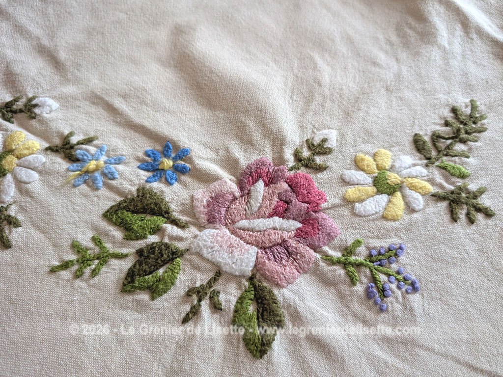Sur 175 x 215 cm, voici une magnifique nappe en lin de couleur écru avec des broderies représentant une grande guirlande centrale de fleurs, puis des bouquets aux quatre coins ainsi que sur les retombées de la table. Idéale pour apporter une touche romantique et authentique à vos repas de famille.