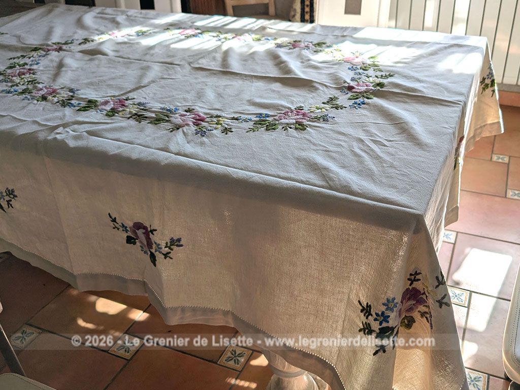 Sur 175 x 215 cm, voici une magnifique nappe en lin de couleur écru avec des broderies représentant une grande guirlande centrale de fleurs, puis des bouquets aux quatre coins ainsi que sur les retombées de la table. Idéale pour apporter une touche romantique et authentique à vos repas de famille.