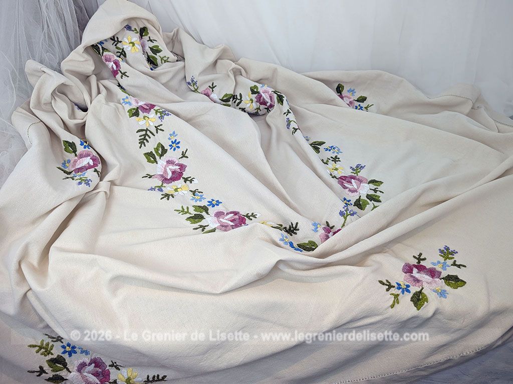 Sur 175 x 215 cm, voici une magnifique nappe en lin de couleur écru avec des broderies représentant une grande guirlande centrale de fleurs, puis des bouquets aux quatre coins ainsi que sur les retombées de la table. Idéale pour apporter une touche romantique et authentique à vos repas de famille.
