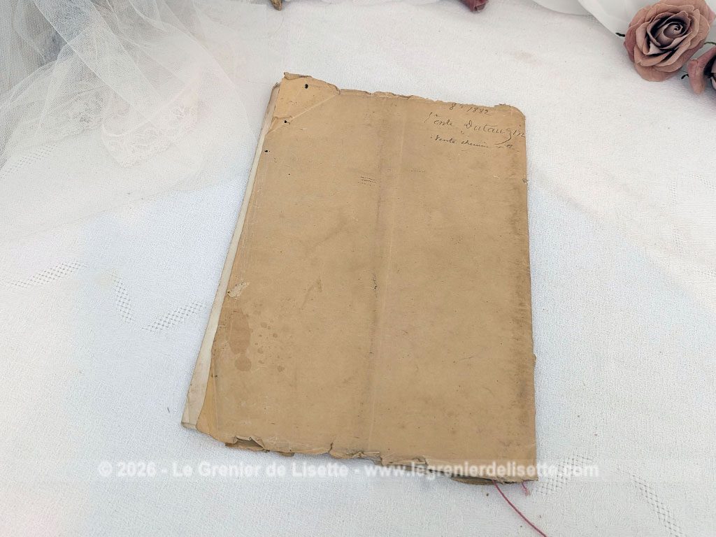 Âgé de plus de 143 ans, voici un épais dossier de 22 feuilles d'un acte notarié manuscrit datant d'octobre 1882 rédigé à la plume sur papier timbré d'époque parfait pour les collectionneurs d'histoire locale des Landes ou de généalogie.