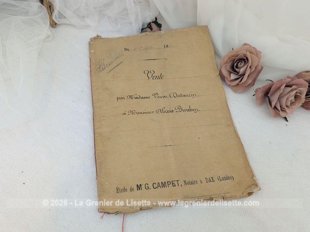Âgé de plus de 143 ans, voici un épais dossier de 22 feuilles d'un acte notarié manuscrit datant d'octobre 1882 rédigé à la plume sur papier timbré d'époque parfait pour les collectionneurs d'histoire locale des Landes ou de généalogie.