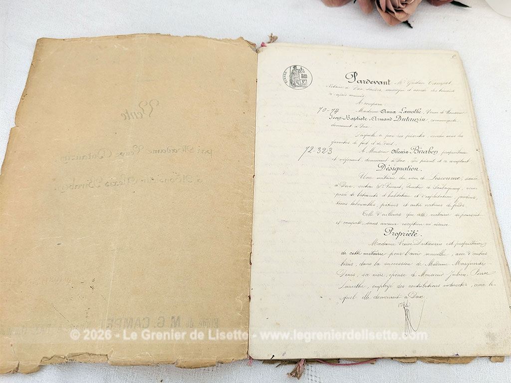 Âgé de plus de 143 ans, voici un épais dossier de 22 feuilles d'un acte notarié manuscrit datant d'octobre 1882 rédigé à la plume sur papier timbré d'époque parfait pour les collectionneurs d'histoire locale des Landes ou de généalogie.