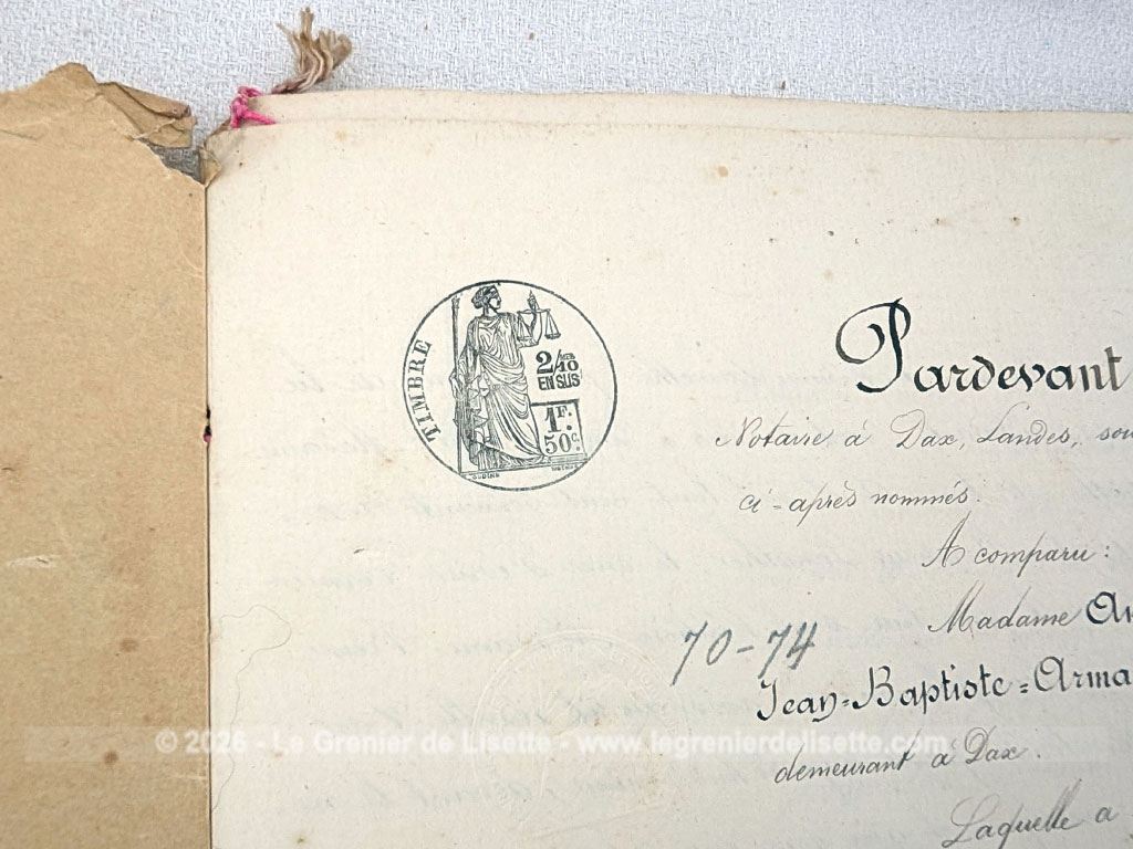 Âgé de plus de 143 ans, voici un épais dossier de 22 feuilles d'un acte notarié manuscrit datant d'octobre 1882 rédigé à la plume sur papier timbré d'époque parfait pour les collectionneurs d'histoire locale des Landes ou de généalogie.