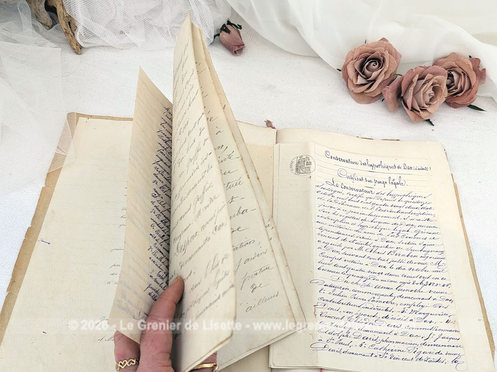 Âgé de plus de 143 ans, voici un épais dossier de 22 feuilles d'un acte notarié manuscrit datant d'octobre 1882 rédigé à la plume sur papier timbré d'époque parfait pour les collectionneurs d'histoire locale des Landes ou de généalogie.