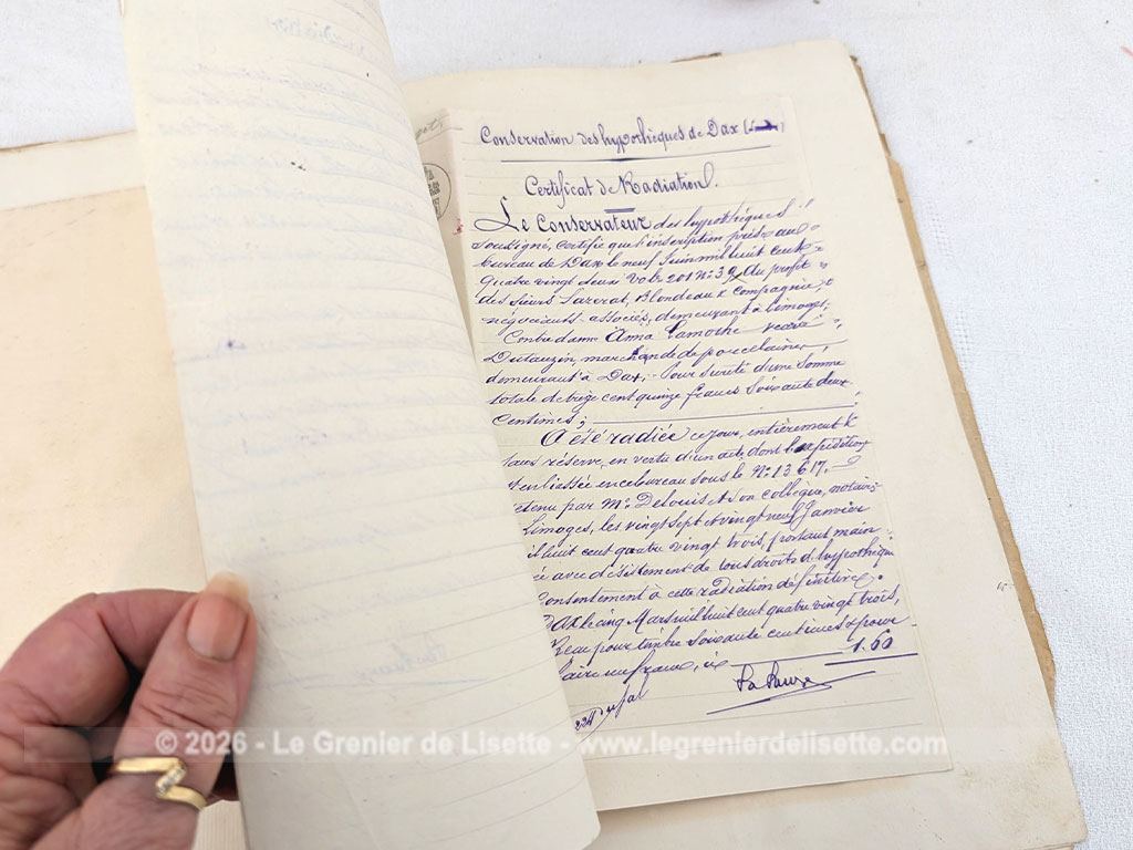 Âgé de plus de 143 ans, voici un épais dossier de 22 feuilles d'un acte notarié manuscrit datant d'octobre 1882 rédigé à la plume sur papier timbré d'époque parfait pour les collectionneurs d'histoire locale des Landes ou de généalogie.