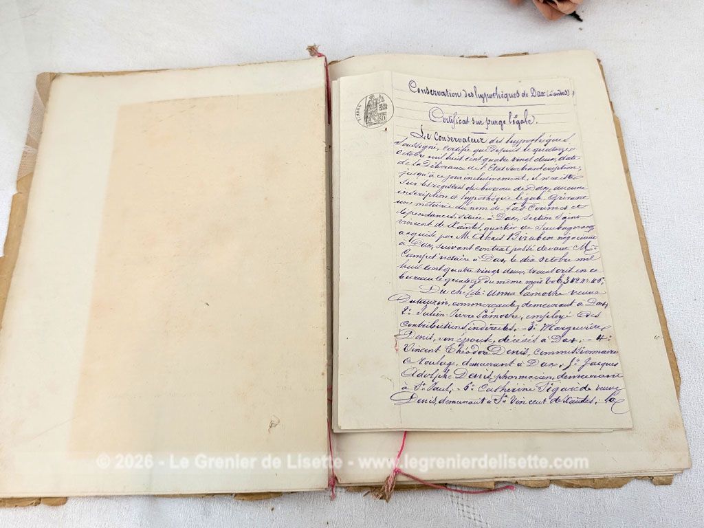 Âgé de plus de 143 ans, voici un épais dossier de 22 feuilles d'un acte notarié manuscrit datant d'octobre 1882 rédigé à la plume sur papier timbré d'époque parfait pour les collectionneurs d'histoire locale des Landes ou de généalogie.