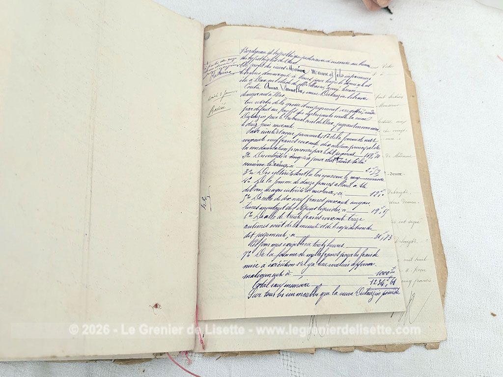 Âgé de plus de 143 ans, voici un épais dossier de 22 feuilles d'un acte notarié manuscrit datant d'octobre 1882 rédigé à la plume sur papier timbré d'époque parfait pour les collectionneurs d'histoire locale des Landes ou de généalogie.