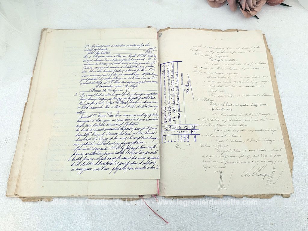 Âgé de plus de 143 ans, voici un épais dossier de 22 feuilles d'un acte notarié manuscrit datant d'octobre 1882 rédigé à la plume sur papier timbré d'époque parfait pour les collectionneurs d'histoire locale des Landes ou de généalogie.