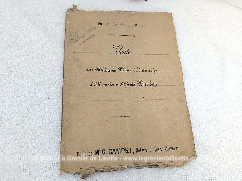Âgé de plus de 143 ans, voici un épais dossier de 22 feuilles d'un acte notarié manuscrit datant d'octobre 1882 rédigé à la plume sur papier timbré d'époque parfait pour les collectionneurs d'histoire locale des Landes ou de généalogie.