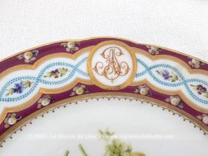 Assiette XIXe signée « Boyer – Rue de la Paix » décor fraises et monogramme doré