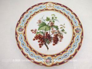 Assiette XIXe signée « Boyer – Rue de la Paix » décor groseilles et monogramme doré