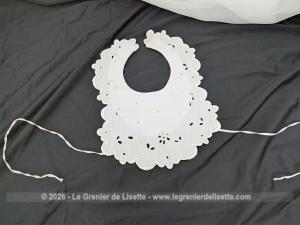 Ancien bavoir broderie anglaise et bordures festonnées