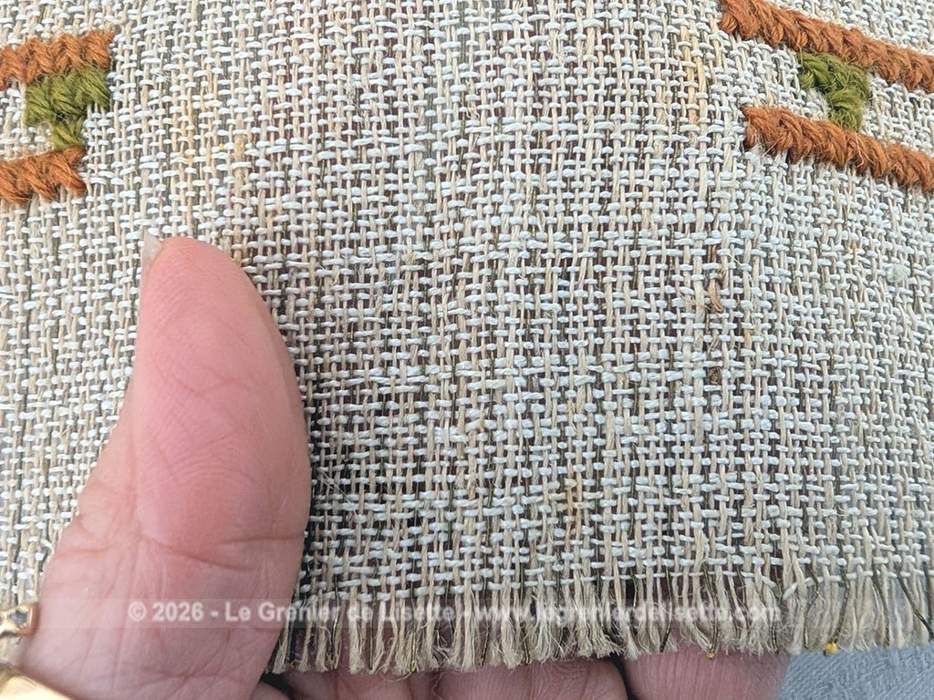 Beau canevas avec des broderies au gros point de croix en laine sur toile de jute écrue, représentant deux motifs floraux identiques dans de jolies teintes orangées, bordeaux, vert et ocre. Sur 88 x 30 cm, il peut devenir un superbe chemin de table ou être découpé en deux coussins assortis.
