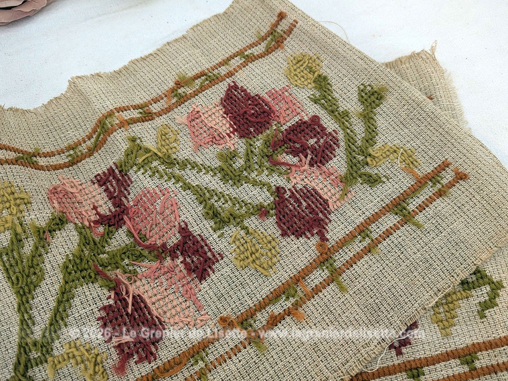 Beau canevas avec des broderies au gros point de croix en laine sur toile de jute écrue, représentant deux motifs floraux identiques dans de jolies teintes orangées, bordeaux, vert et ocre. Sur 88 x 30 cm, il peut devenir un superbe chemin de table ou être découpé en deux coussins assortis.