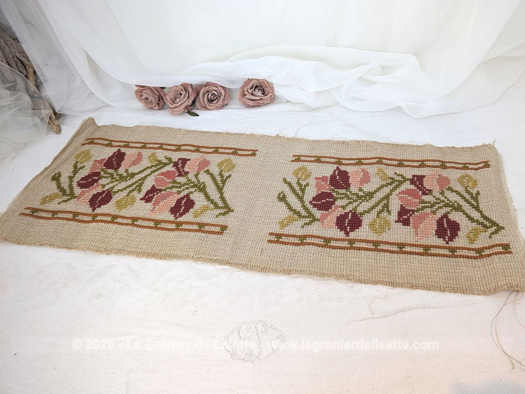 Beau canevas avec des broderies au gros point de croix en laine sur toile de jute écrue, représentant deux motifs floraux identiques dans de jolies teintes orangées, bordeaux, vert et ocre. Sur 88 x 30 cm, il peut devenir un superbe chemin de table ou être découpé en deux coussins assortis.